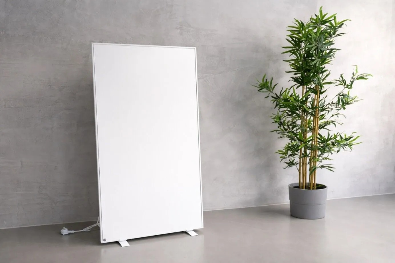 Eine Infrarot Zusatzheizung von heatness – Modell XL Eine Infrarot Zusatzheizung von heatness – Modell XL neben einer Zierpflanze
