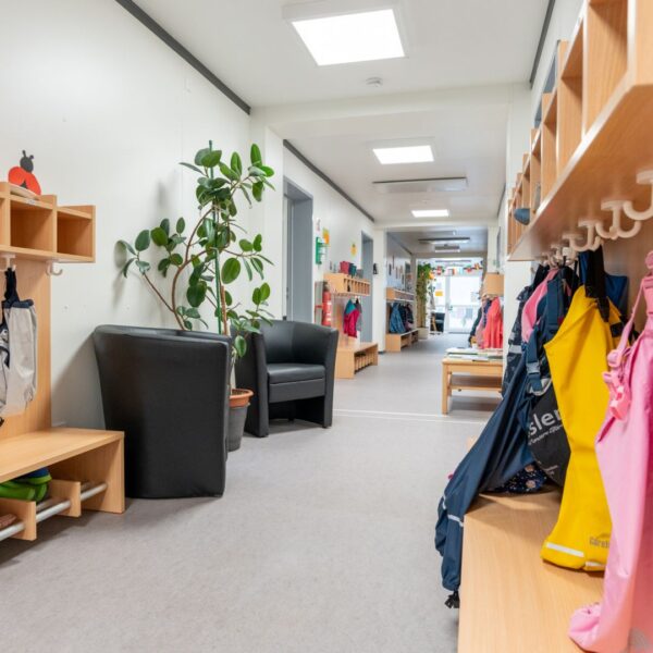 Gang in Kindergarten mit Infrarot-Deckenheizung