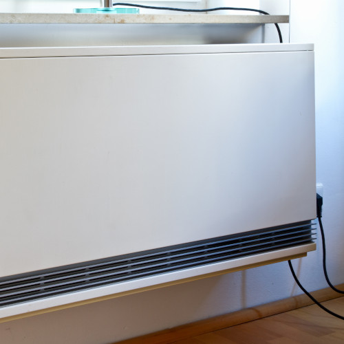 effektiv-heizen-mit-strom Nachtspeicherheizung unter Fensterbrett