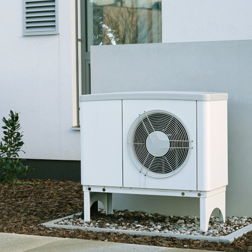 effiziente-elektroheizung Wärmpepumpe vor einem Haus