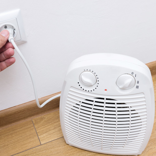 elektrische-heizung Heizlüfter, der gerade eingesteckt wird