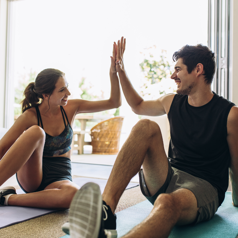 hometraining gemeinsames Trainieren macht mehr Spaß