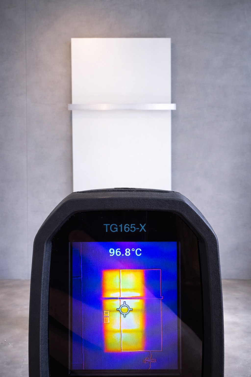 Infrarotstrahlung mit der Wärmebildkamera: Die Oberflächenwärme verteilt sich gleichmäßig über das Panel heatness® – Technik die überzeugt: Eine Wärmebildkamera macht die Infrarotstrahlung sichtbar: Die Oberflächenwärme verteilt sich gleichmäßig über das Panel