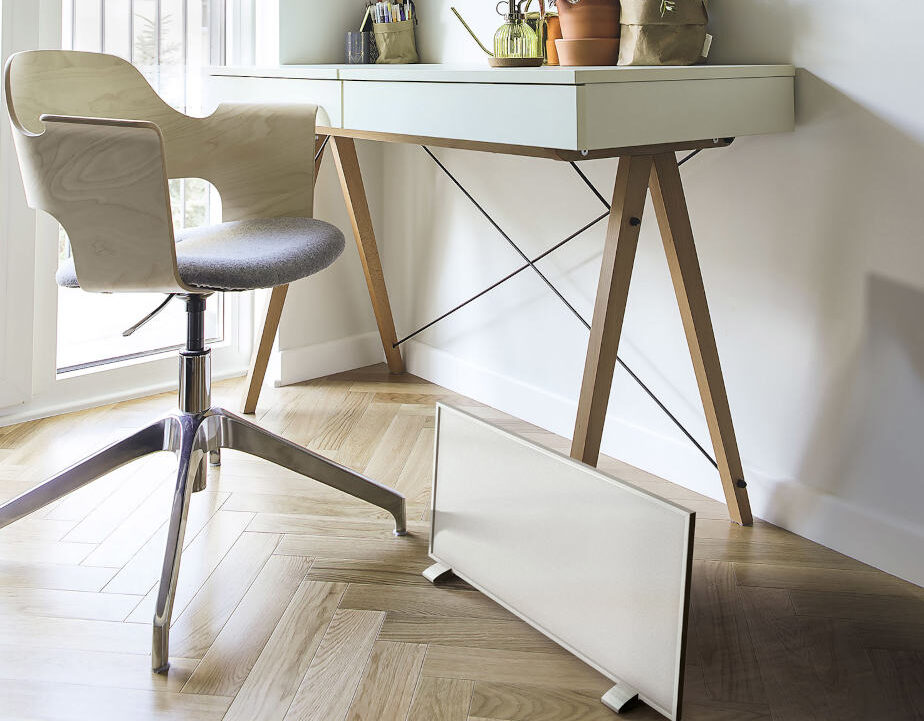 Kleine Infrarotheizung neben Schreibtisch und Schreibtischsstuhl