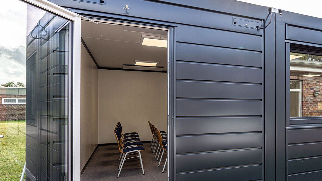 Geöffneter Container mit Decken-Infrarotheizung