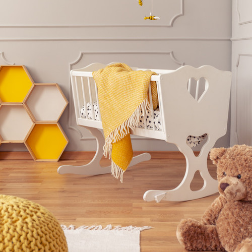 Babywiege in Kinderzimmer