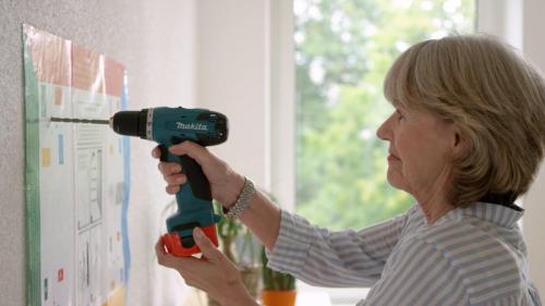 Montage: Ein Infrarotheizkörper sollte mit genügend Abstand zu Fenstern angebracht werden.